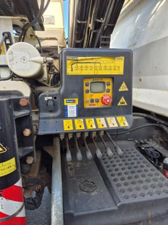 Renault C version K 380 P6x4 Bi-benne Grue FASSI F195 A0.24 - Самосвал камион: снимка 5 Renault C version K 380 P6x4 Bi-benne Grue FASSI F195 A0.24 - Самосвал камион: снимка 5