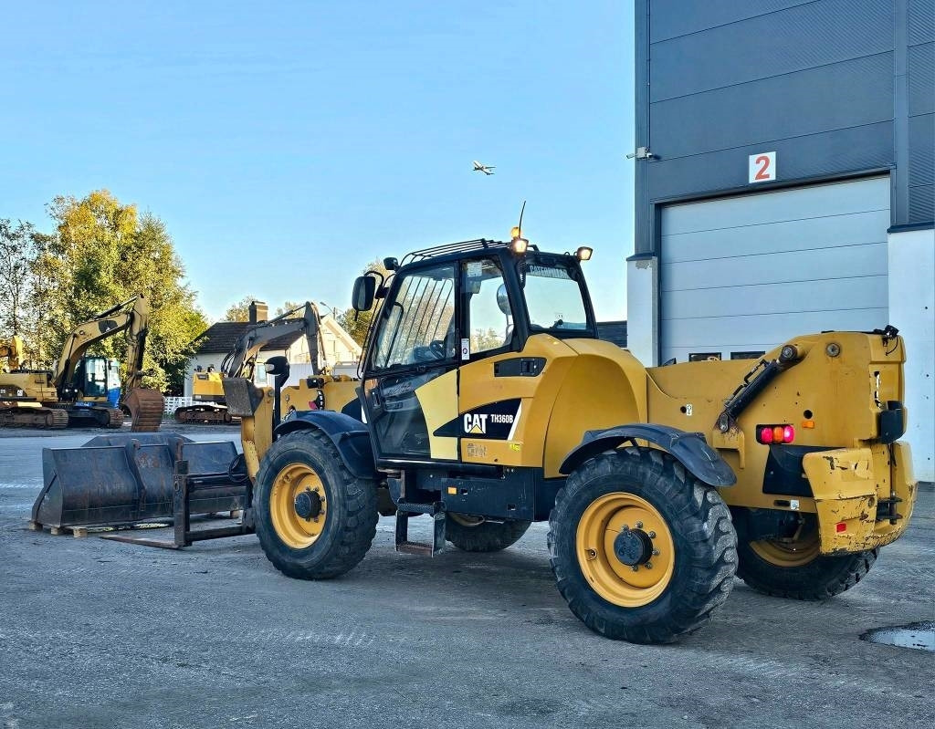 CAT TH 360 B - Телескопичен товарач: снимка 4 CAT TH 360 B - Телескопичен товарач: снимка 4