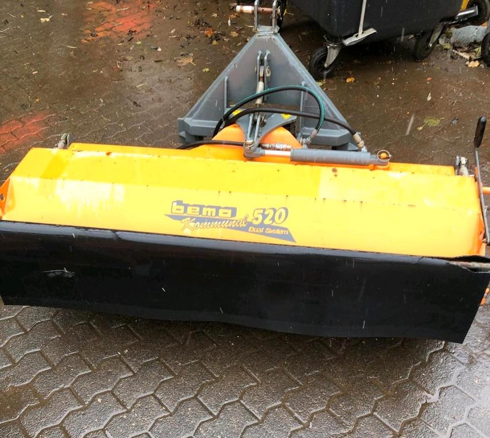 Bemo Dual 520 Typ 1550 Kehrmaschine Kehrbesen für Kleintraktor Iseki Kubota Fendt - Четка: снимка 2 Bemo Dual 520 Typ 1550 Kehrmaschine Kehrbesen für Kleintraktor Iseki Kubota Fendt - Четка: снимка 2
