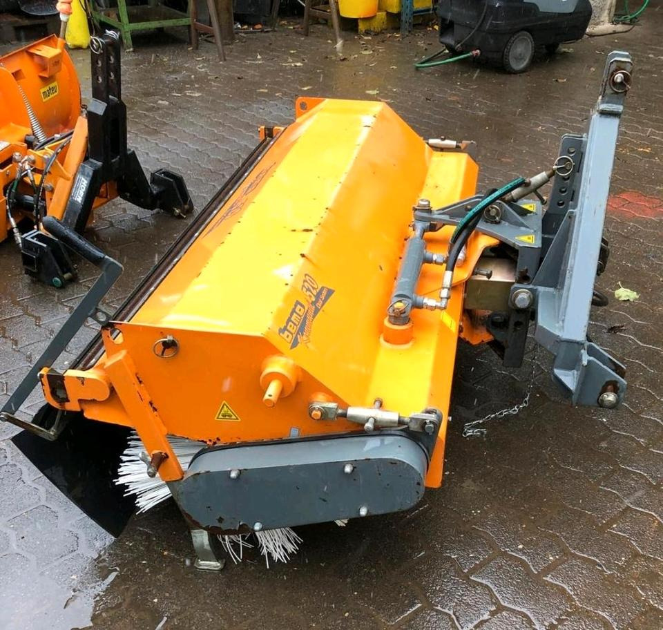 Bemo Dual 520 Typ 1550 Kehrmaschine Kehrbesen für Kleintraktor Iseki Kubota Fendt - Четка: снимка 1 Bemo Dual 520 Typ 1550 Kehrmaschine Kehrbesen für Kleintraktor Iseki Kubota Fendt - Четка: снимка 1