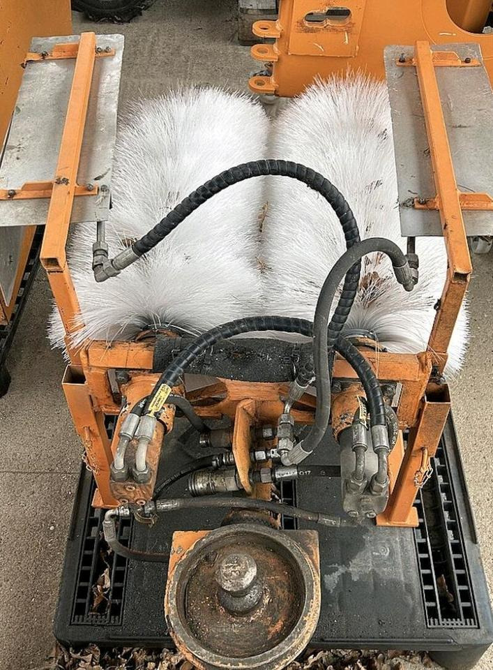 Leitpfostenwaschgerät Fiedler FLW 500 für Mähausleger Böschungsmäher Böschungsmulcher FfM 400 500 600 Leitpfostenwaschmaschine - Четка: снимка 1 Leitpfostenwaschgerät Fiedler FLW 500 für Mähausleger Böschungsmäher Böschungsmulcher FfM 400 500 600 Leitpfostenwaschmaschine - Четка: снимка 1