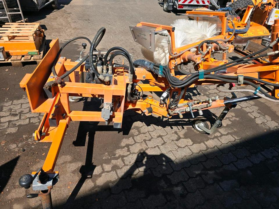 Leitpfostenwaschgerät WV 3-L für Unimog 405/10 405/12 U300 u400 300 500 318 218 423 430 530 Schmidt - Четка: снимка 3 Leitpfostenwaschgerät WV 3-L für Unimog 405/10 405/12 U300 u400 300 500 318 218 423 430 530 Schmidt - Четка: снимка 3