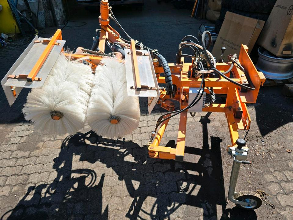 Leitpfostenwaschgerät WV 3-L für Unimog 405/10 405/12 U300 u400 300 500 318 218 423 430 530 Schmidt - Четка: снимка 1 Leitpfostenwaschgerät WV 3-L für Unimog 405/10 405/12 U300 u400 300 500 318 218 423 430 530 Schmidt - Четка: снимка 1