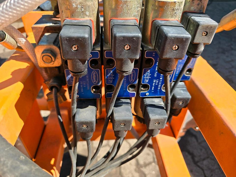 Leitpfostenwaschgerät WV 3-L für Unimog 405/10 405/12 U300 u400 300 500 318 218 423 430 530 Schmidt - Четка: снимка 5 Leitpfostenwaschgerät WV 3-L für Unimog 405/10 405/12 U300 u400 300 500 318 218 423 430 530 Schmidt - Четка: снимка 5