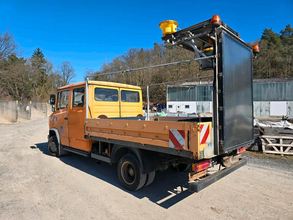 Mercedes-Benz Vario 614D Pritsche Doka 2002 Nissen VLT Verkehrsleittafel Absperrtafel LKW Vorwarntafel - Бордови камион: снимка 4 Mercedes-Benz Vario 614D Pritsche Doka 2002 Nissen VLT Verkehrsleittafel Absperrtafel LKW Vorwarntafel - Бордови камион: снимка 4
