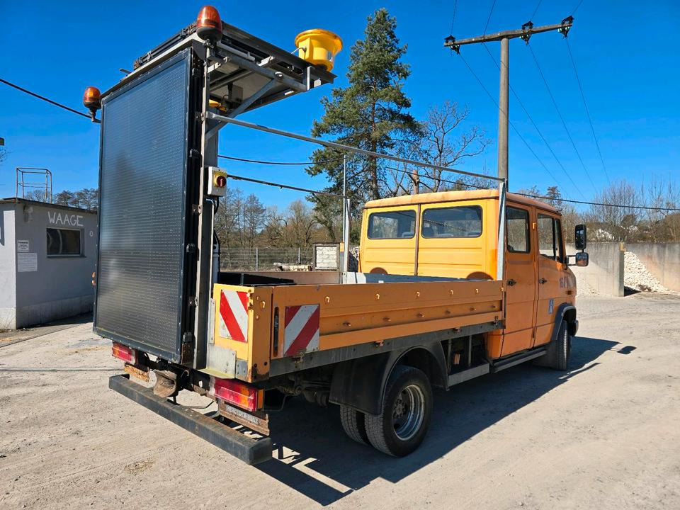 Mercedes-Benz Vario 614D Pritsche Doka 2002 Nissen VLT Verkehrsleittafel Absperrtafel LKW Vorwarntafel - Бордови камион: снимка 3 Mercedes-Benz Vario 614D Pritsche Doka 2002 Nissen VLT Verkehrsleittafel Absperrtafel LKW Vorwarntafel - Бордови камион: снимка 3