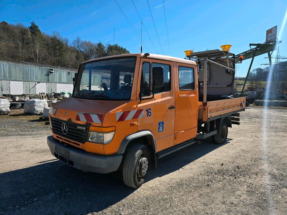 Mercedes-Benz Vario 614D Pritsche Doka 2002 Nissen VLT Verkehrsleittafel Absperrtafel LKW Vorwarntafel - Бордови камион: снимка 1 Mercedes-Benz Vario 614D Pritsche Doka 2002 Nissen VLT Verkehrsleittafel Absperrtafel LKW Vorwarntafel - Бордови камион: снимка 1
