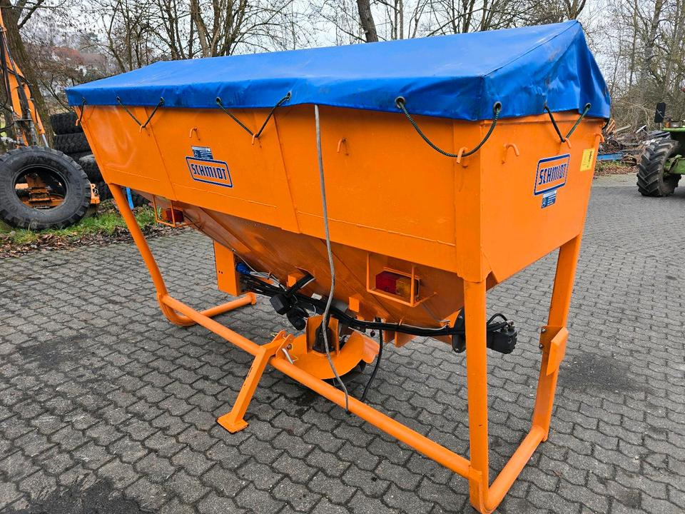 Neuwertiger Schmidt Straxos S18T 1,8m3 Salzstreuer Salzsilo Aufbaustreuer Winterdienst Streuautomat für Traktor Fendt Deutz John Deere - Машина за разпръскване на сол/ Пясък: снимка 1 Neuwertiger Schmidt Straxos S18T 1,8m3 Salzstreuer Salzsilo Aufbaustreuer Winterdienst Streuautomat für Traktor Fendt Deutz John Deere - Машина за разпръскване на сол/ Пясък: снимка 1