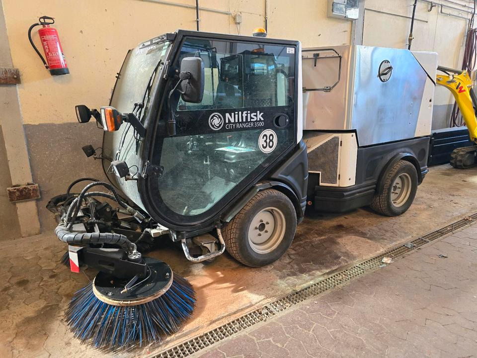 Nilfisk City Ranger 3500 Kehrmaschine Straßenkehrmaschine mit Schmidt Bediendisplay Hako Kehreinheit - Мотометачна машина: снимка 1 Nilfisk City Ranger 3500 Kehrmaschine Straßenkehrmaschine mit Schmidt Bediendisplay Hako Kehreinheit - Мотометачна машина: снимка 1