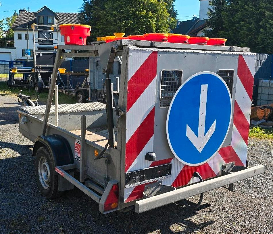 Horizont LED Absperrtafel VZ616 FAT Verkehrsleittafel Verkehrssicherungsanhänger Sperrwand Nissen Trebbiner - Ремарке: снимка 1 Horizont LED Absperrtafel VZ616 FAT Verkehrsleittafel Verkehrssicherungsanhänger Sperrwand Nissen Trebbiner - Ремарке: снимка 1