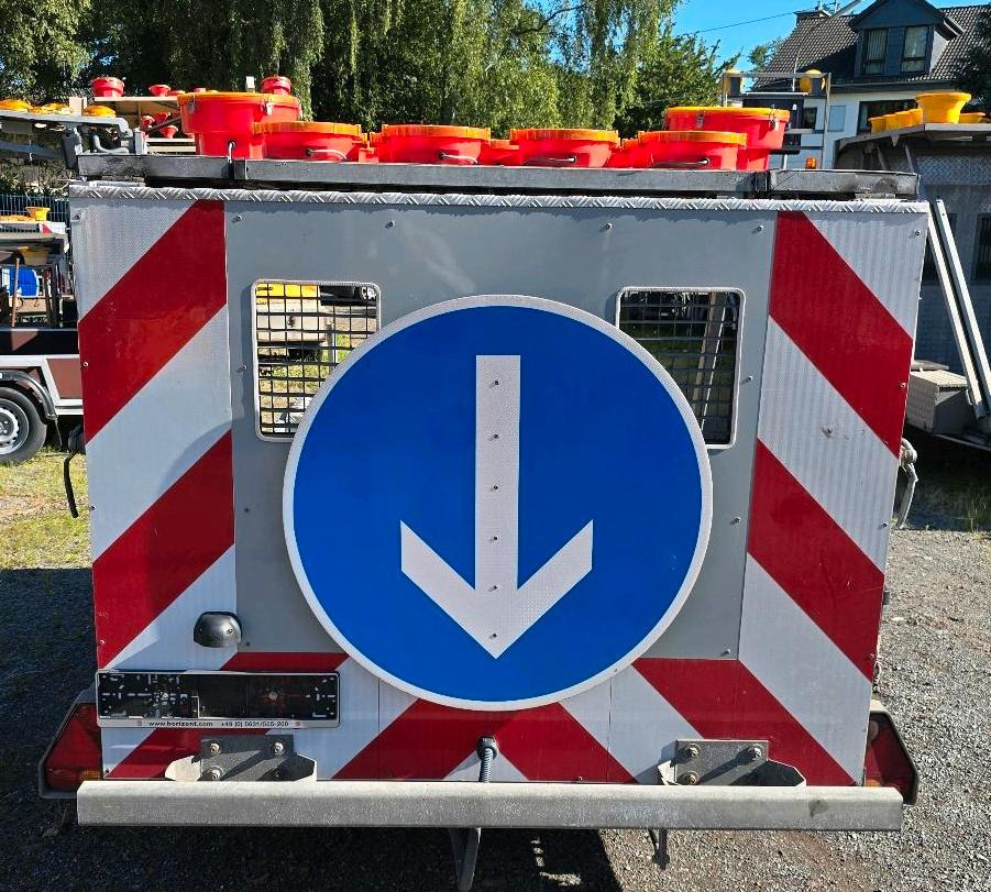 Horizont LED Absperrtafel VZ616 FAT Verkehrsleittafel Verkehrssicherungsanhänger Sperrwand Nissen Trebbiner - Ремарке: снимка 2 Horizont LED Absperrtafel VZ616 FAT Verkehrsleittafel Verkehrssicherungsanhänger Sperrwand Nissen Trebbiner - Ремарке: снимка 2