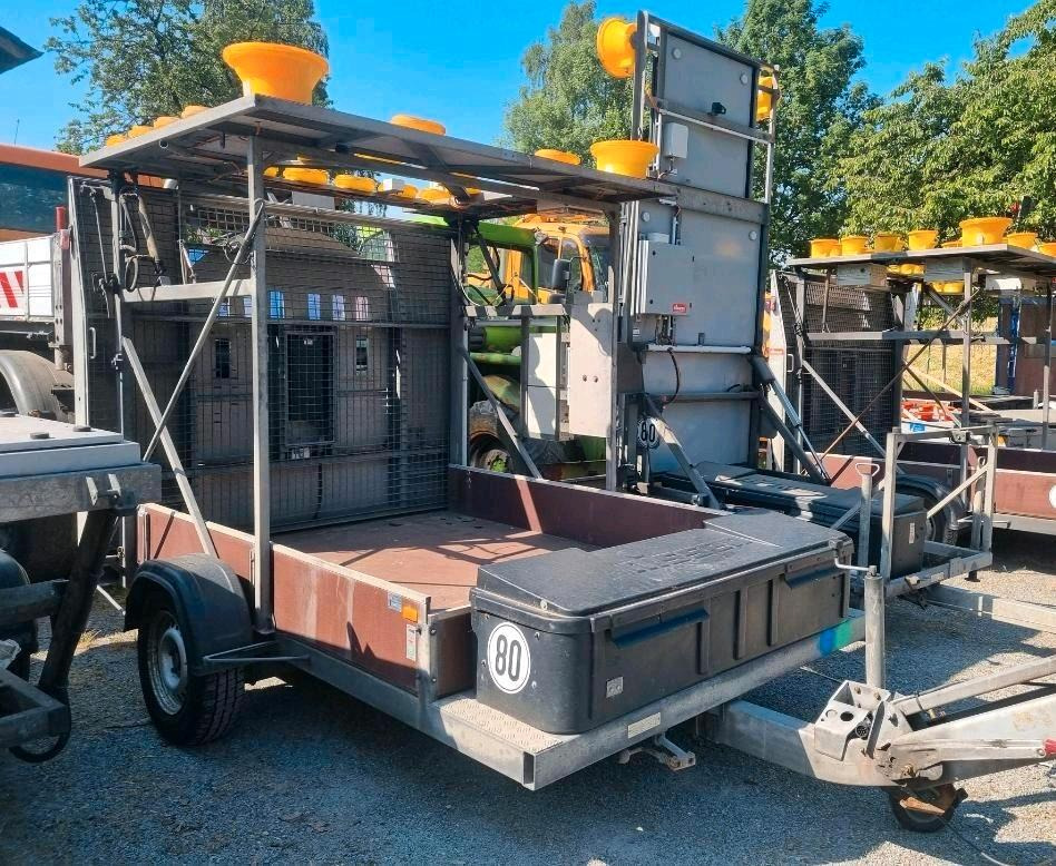 Nissen Absperrtafel VZ616 Verkehrssicherung Verkehrsleittafel Verkehrsleitanhänger Verkehrssicherungsanhänger AMD B3 Funkwarnmeldeanlage Trebbiner Mersch Autobahn - Ремарке: снимка 1 Nissen Absperrtafel VZ616 Verkehrssicherung Verkehrsleittafel Verkehrsleitanhänger Verkehrssicherungsanhänger AMD B3 Funkwarnmeldeanlage Trebbiner Mersch Autobahn - Ремарке: снимка 1