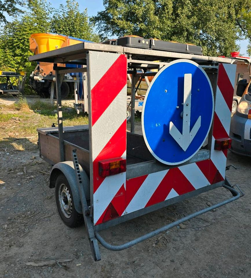 Nissen FAT Absperrtafel VZ616 Fahrbare Verkehrsleittafel Verkehrssicherungsanhänger Verkehrsleitanhänger Trebbiner Horizont Sperrwand - Ремарке: снимка 1 Nissen FAT Absperrtafel VZ616 Fahrbare Verkehrsleittafel Verkehrssicherungsanhänger Verkehrsleitanhänger Trebbiner Horizont Sperrwand - Ремарке: снимка 1
