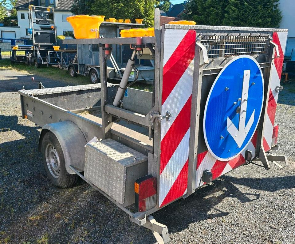 Nissen FAT LED B3 Absperrtafel VZ616 Verkehrsleittafel Verkehrssicherungsanhänger Verkehrsleittafel Horizont Trebbiner Sperrwand - Ремарке: снимка 3 Nissen FAT LED B3 Absperrtafel VZ616 Verkehrsleittafel Verkehrssicherungsanhänger Verkehrsleittafel Horizont Trebbiner Sperrwand - Ремарке: снимка 3