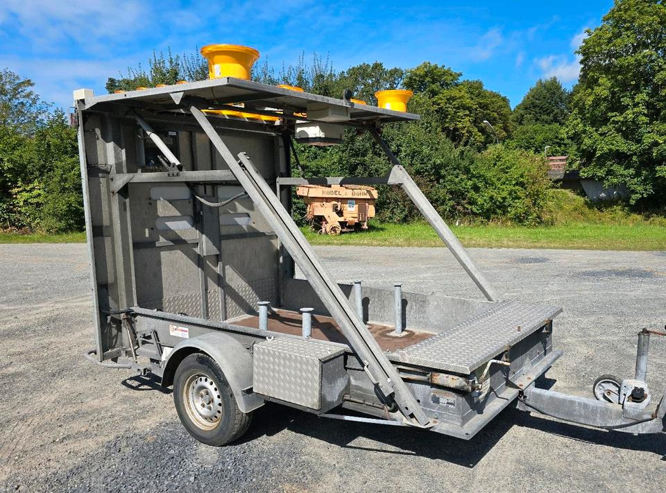 Nissen LED Absperrtafel DORA GPS FAT VZ-616 Fahrbare Absperrtafel Sperrwand Verkehrsleittafel Verkehrssicherungsanhänger Verkehrsleitanhänger Trebbiner Horizont - Ремарке: снимка 1 Nissen LED Absperrtafel DORA GPS FAT VZ-616 Fahrbare Absperrtafel Sperrwand Verkehrsleittafel Verkehrssicherungsanhänger Verkehrsleitanhänger Trebbiner Horizont - Ремарке: снимка 1