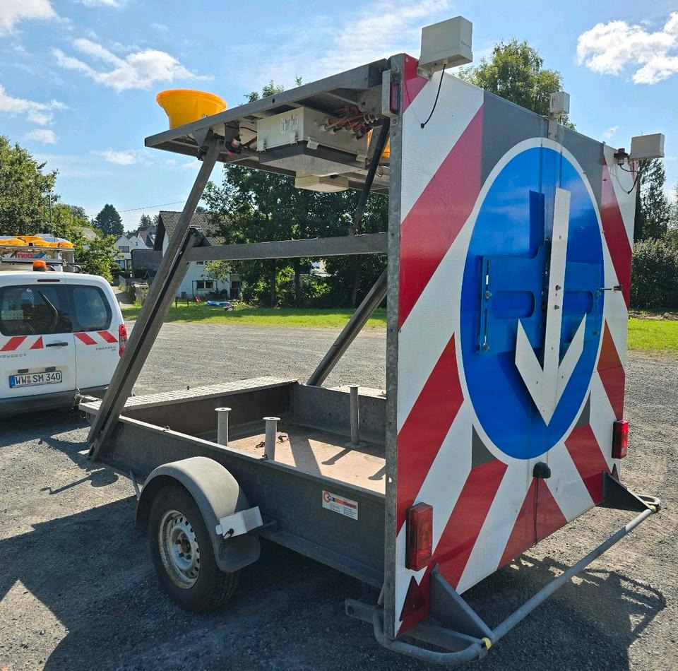 Nissen LED Absperrtafel DORA GPS FAT VZ-616 Fahrbare Absperrtafel Sperrwand Verkehrsleittafel Verkehrssicherungsanhänger Verkehrsleitanhänger Trebbiner Horizont - Ремарке: снимка 4 Nissen LED Absperrtafel DORA GPS FAT VZ-616 Fahrbare Absperrtafel Sperrwand Verkehrsleittafel Verkehrssicherungsanhänger Verkehrsleitanhänger Trebbiner Horizont - Ремарке: снимка 4