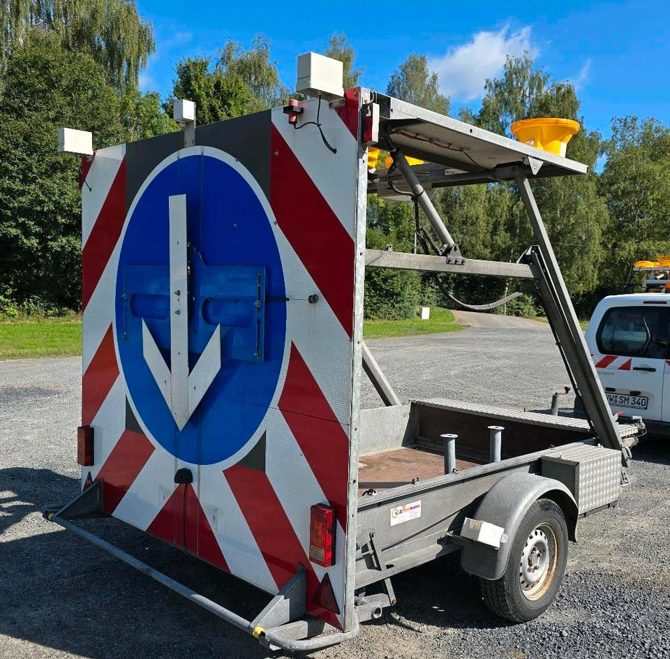 Nissen LED Absperrtafel DORA GPS FAT VZ-616 Fahrbare Absperrtafel Sperrwand Verkehrsleittafel Verkehrssicherungsanhänger Verkehrsleitanhänger Trebbiner Horizont - Ремарке: снимка 2 Nissen LED Absperrtafel DORA GPS FAT VZ-616 Fahrbare Absperrtafel Sperrwand Verkehrsleittafel Verkehrssicherungsanhänger Verkehrsleitanhänger Trebbiner Horizont - Ремарке: снимка 2