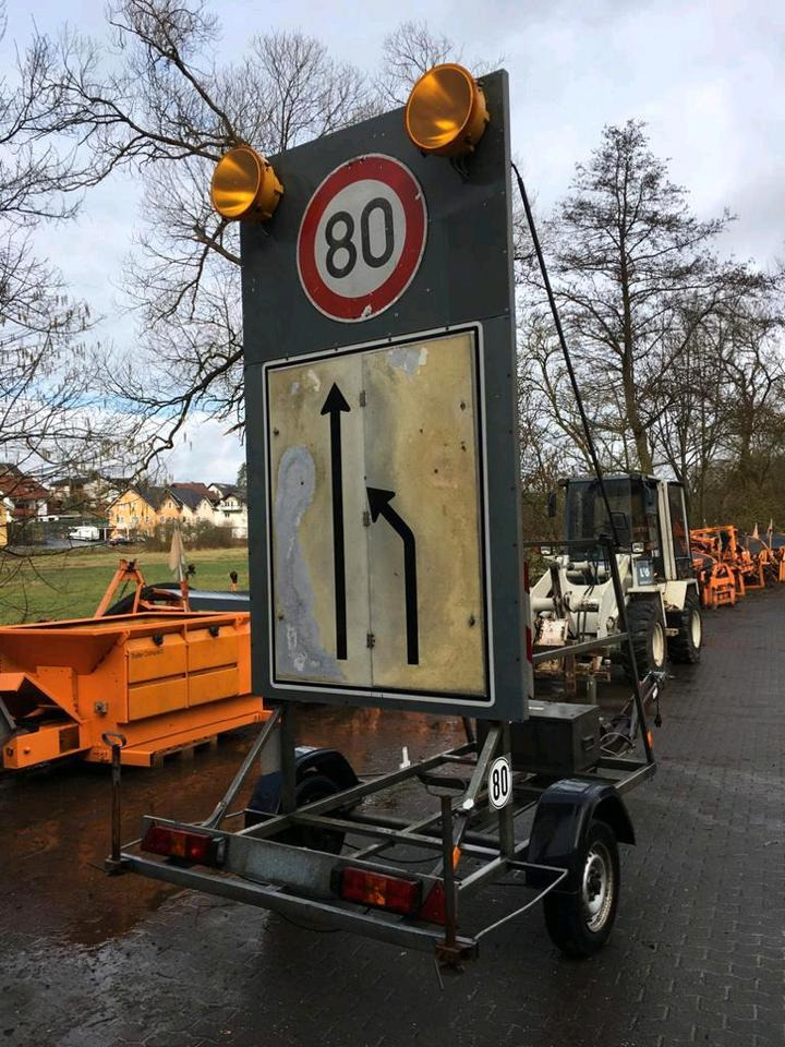 Nissen Vorwarntafel VLT Warntafel Verkehrsleittafel Verkehrsleitanhänger Verkehrssicherungsanhänger Absperrtafel Sperrwand Horizont VWT E Trebbiner - Ремарке: снимка 4 Nissen Vorwarntafel VLT Warntafel Verkehrsleittafel Verkehrsleitanhänger Verkehrssicherungsanhänger Absperrtafel Sperrwand Horizont VWT E Trebbiner - Ремарке: снимка 4