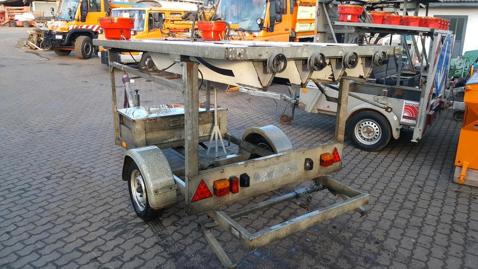 Nissen Vorwarntafel VLT Warntafel Verkehrsleittafel Verkehrsleitanhänger Verkehrssicherungsanhänger Absperrtafel Sperrwand Horizont VWT E Trebbiner - Ремарке: снимка 1 Nissen Vorwarntafel VLT Warntafel Verkehrsleittafel Verkehrsleitanhänger Verkehrssicherungsanhänger Absperrtafel Sperrwand Horizont VWT E Trebbiner - Ремарке: снимка 1