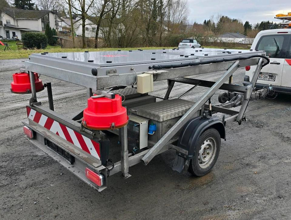 Trebbiner 5-farbig Horizont VWT Verkehrsleittafel Verkehrswarnanhänger Verkehrsleitanhänger Verkehrssicherungsanhänger Nissen Absperrtafel - Ремарке: снимка 2 Trebbiner 5-farbig Horizont VWT Verkehrsleittafel Verkehrswarnanhänger Verkehrsleitanhänger Verkehrssicherungsanhänger Nissen Absperrtafel - Ремарке: снимка 2