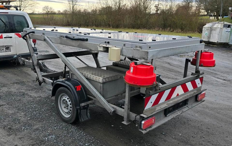 Trebbiner 5-farbig Horizont VWT Verkehrsleittafel Verkehrswarnanhänger Verkehrsleitanhänger Verkehrssicherungsanhänger Nissen Absperrtafel - Ремарке: снимка 3 Trebbiner 5-farbig Horizont VWT Verkehrsleittafel Verkehrswarnanhänger Verkehrsleitanhänger Verkehrssicherungsanhänger Nissen Absperrtafel - Ремарке: снимка 3