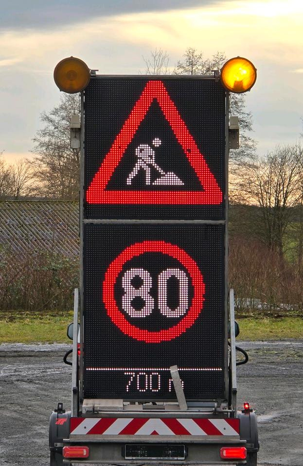 Trebbiner 5-farbig Horizont VWT Verkehrsleittafel Verkehrswarnanhänger Verkehrsleitanhänger Verkehrssicherungsanhänger Nissen Absperrtafel - Ремарке: снимка 1 Trebbiner 5-farbig Horizont VWT Verkehrsleittafel Verkehrswarnanhänger Verkehrsleitanhänger Verkehrssicherungsanhänger Nissen Absperrtafel - Ремарке: снимка 1