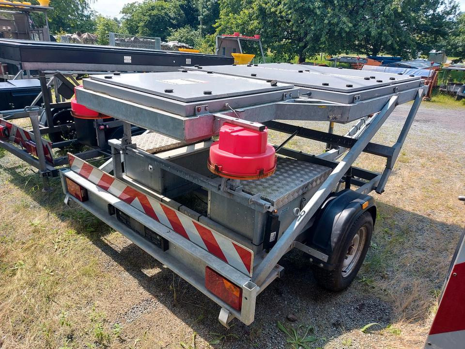 Trebbiner Horizont VWT E VLT Verkehrsleittafel Leittafel Sicherungsanhänger Verkehrsleitanhänger Verkehrssicherungsanhänger Absperrtafel Sperrwand Nissen Verkehrssicherung Vorwarner Vorwarntafel - Ремарке: снимка 3 Trebbiner Horizont VWT E VLT Verkehrsleittafel Leittafel Sicherungsanhänger Verkehrsleitanhänger Verkehrssicherungsanhänger Absperrtafel Sperrwand Nissen Verkehrssicherung Vorwarner Vorwarntafel - Ремарке: снимка 3