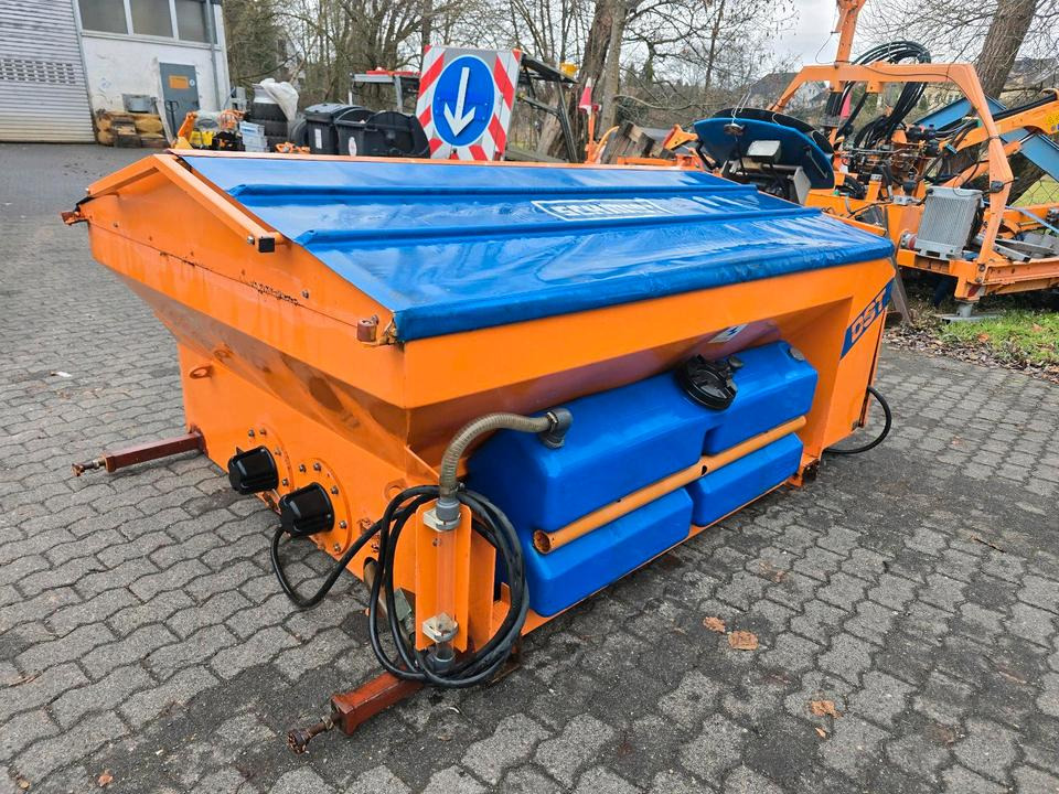 Schmidt DST25-FH 2-Kammer Salzstreuer Winterdienst Streuautomat Stratos SST MITOS Streusilo Solestreuer passend für UNIMOG 405/10 405/12 UGE UGN U300 400 500 530 430 318 423 - Машина за разпръскване на сол/ Пясък: снимка 3 Schmidt DST25-FH 2-Kammer Salzstreuer Winterdienst Streuautomat Stratos SST MITOS Streusilo Solestreuer passend für UNIMOG 405/10 405/12 UGE UGN U300 400 500 530 430 318 423 - Машина за разпръскване на сол/ Пясък: снимка 3