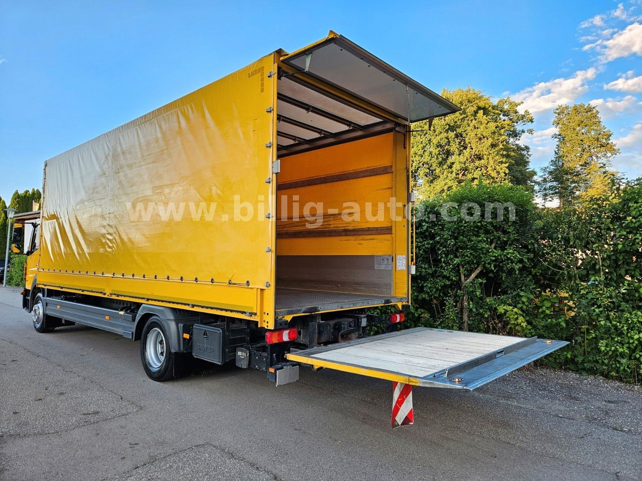 Mercedes-Benz Atego 1327 L * BREMS/SPUR-ASS*DIFF.*LBW*AHK*7.2m - Камион с брезент: снимка 1 Mercedes-Benz Atego 1327 L * BREMS/SPUR-ASS*DIFF.*LBW*AHK*7.2m - Камион с брезент: снимка 1