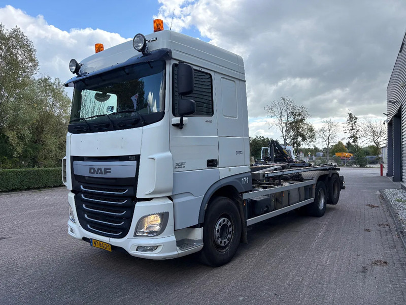 DAF XF 440 6x2 / VDL 21 TON / AFNET SYSTEEM / DUBBELLUCHT SLEPER / APK - TUV JUNI 2026 / - Мултилифт с кука камион: снимка 2 DAF XF 440 6x2 / VDL 21 TON / AFNET SYSTEEM / DUBBELLUCHT SLEPER / APK - TUV JUNI 2026 / - Мултилифт с кука камион: снимка 2