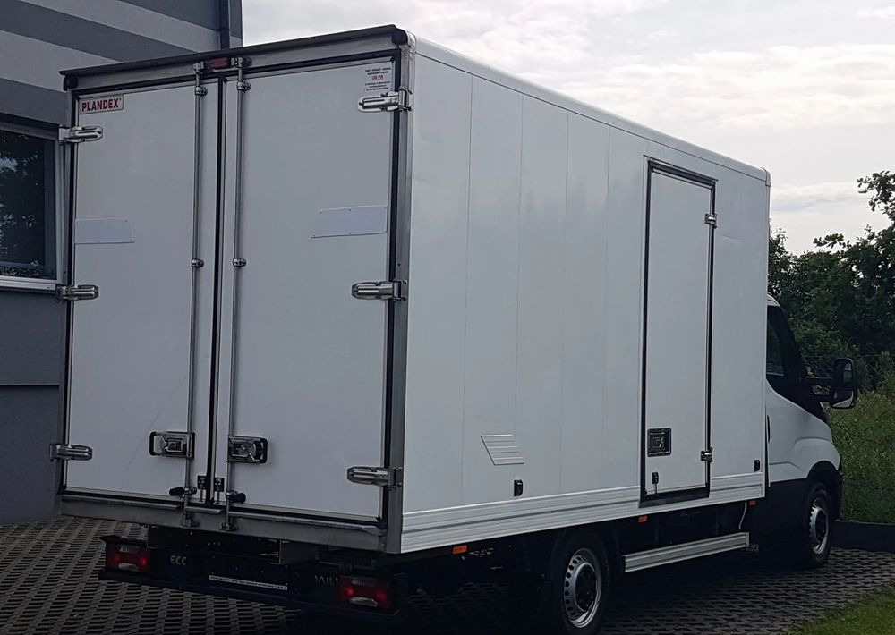 Iveco DAILY 3,0 KLIMA 8EP KONTENER 4,22x2,10x2,11 AC KRAJOWY DMC 3500 KG 35-150 - Лекотоварен автомобил фургон: снимка 4 Iveco DAILY 3,0 KLIMA 8EP KONTENER 4,22x2,10x2,11 AC KRAJOWY DMC 3500 KG 35-150 - Лекотоварен автомобил фургон: снимка 4