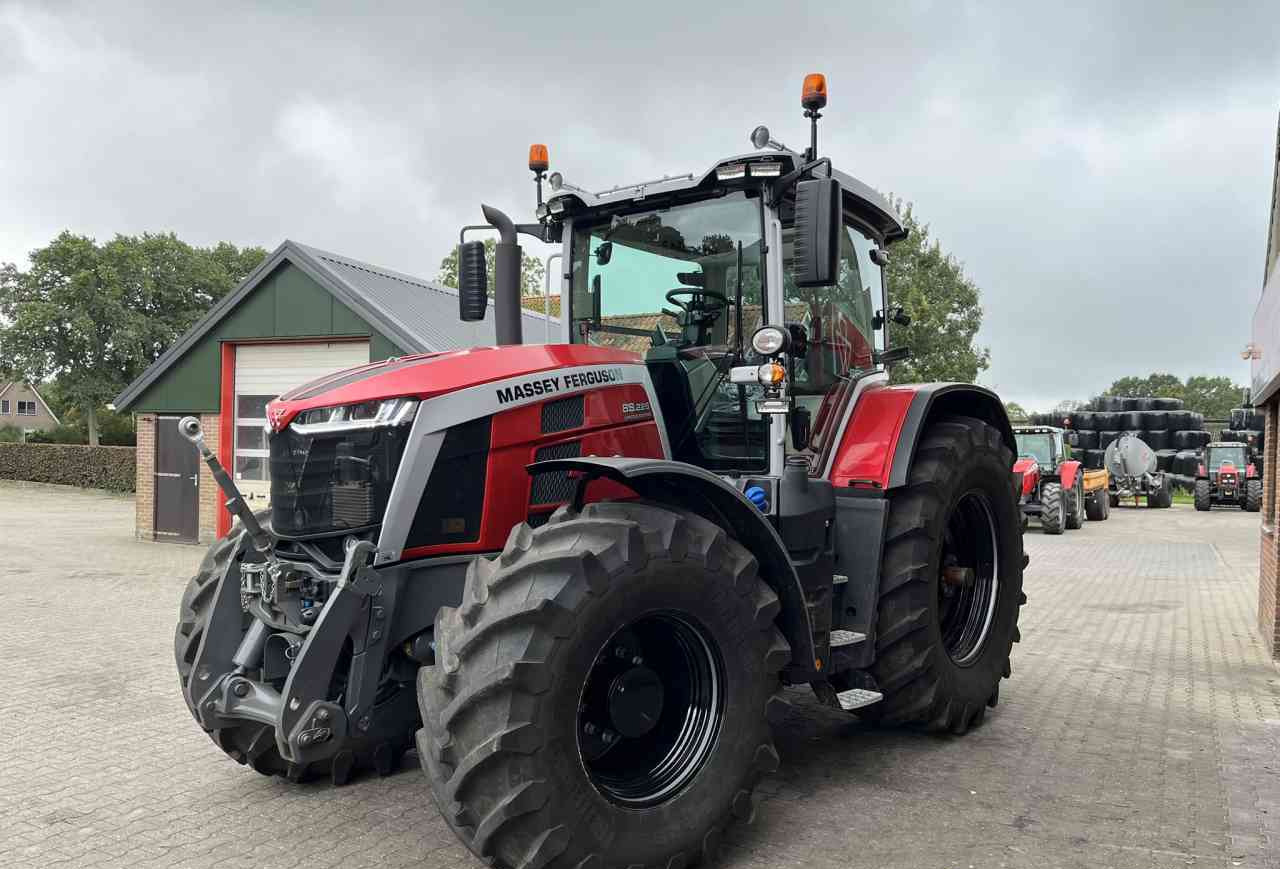 Massey Ferguson 8S.225 Dyna-VT Exclusive Tractoren - Трактор: снимка 2 Massey Ferguson 8S.225 Dyna-VT Exclusive Tractoren - Трактор: снимка 2