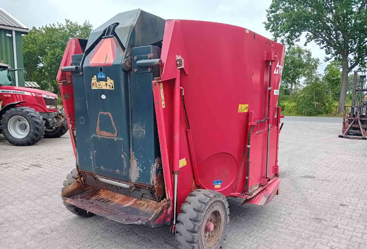 Trioliet Gigant 900 voermengwagen - Миксер-вагон: снимка 3 Trioliet Gigant 900 voermengwagen - Миксер-вагон: снимка 3