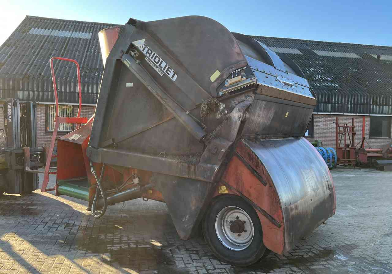 Trioliet Triomix 1200 zelfladende voermengwagen voermachines - Миксер-вагон: снимка 4 Trioliet Triomix 1200 zelfladende voermengwagen voermachines - Миксер-вагон: снимка 4