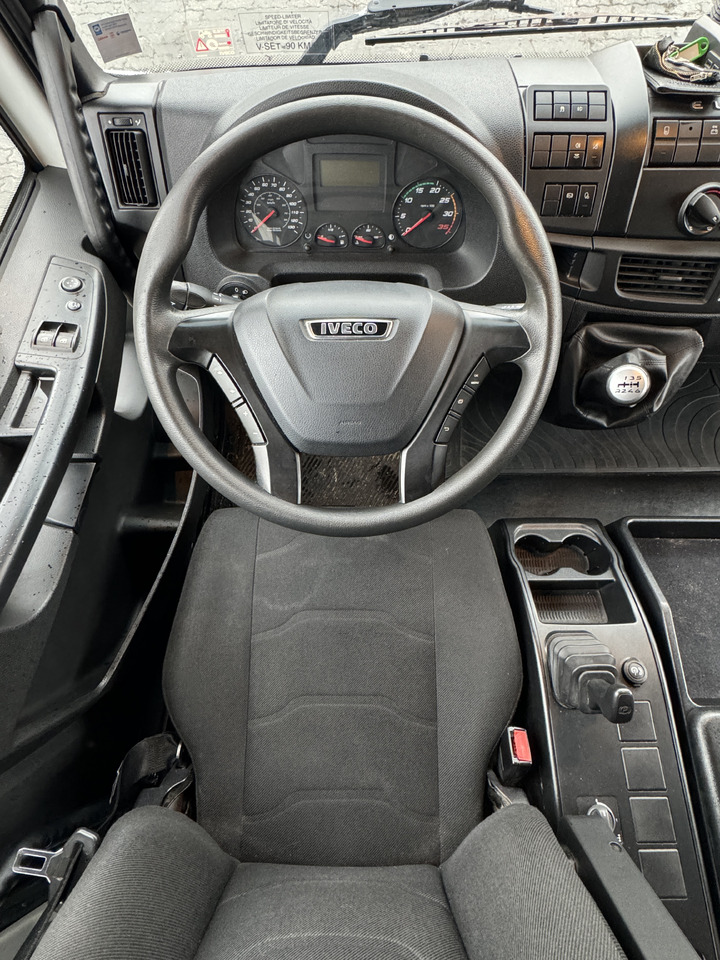 Interior photo 2: Рефрижератор камион За превоз на хранителни стоки IVECO 80-190