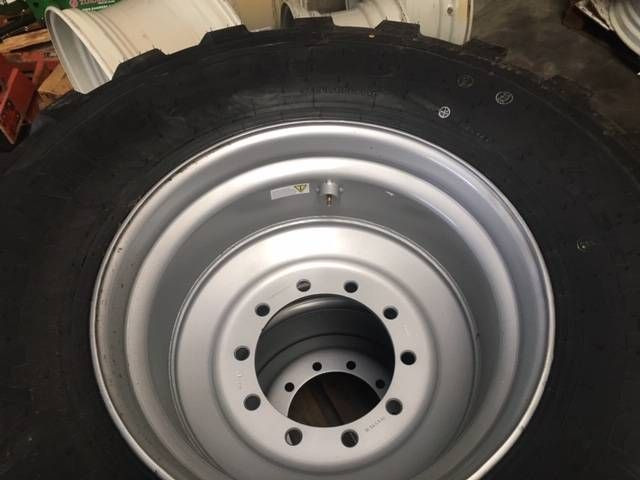 BKT 650/55 R26.5 BKT FL 630 op velg - Гуми и джанти за Селскостопанска техника: снимка 4 BKT 650/55 R26.5 BKT FL 630 op velg - Гуми и джанти за Селскостопанска техника: снимка 4