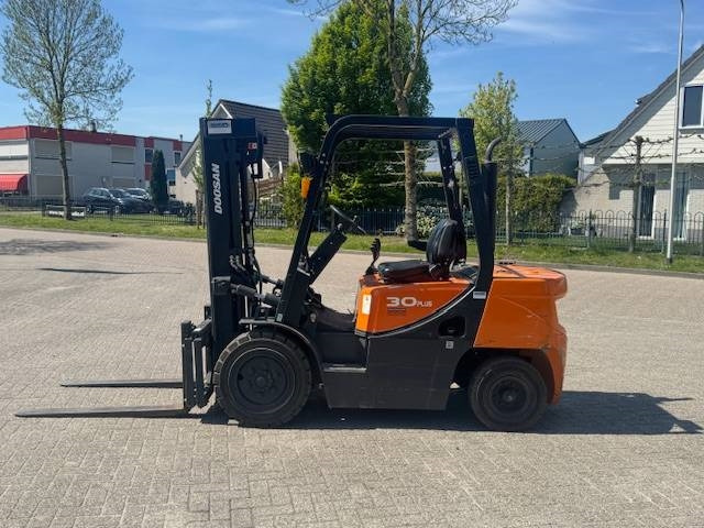 Doosan D30 Plus - Дизелов мотокар: снимка 2 Doosan D30 Plus - Дизелов мотокар: снимка 2