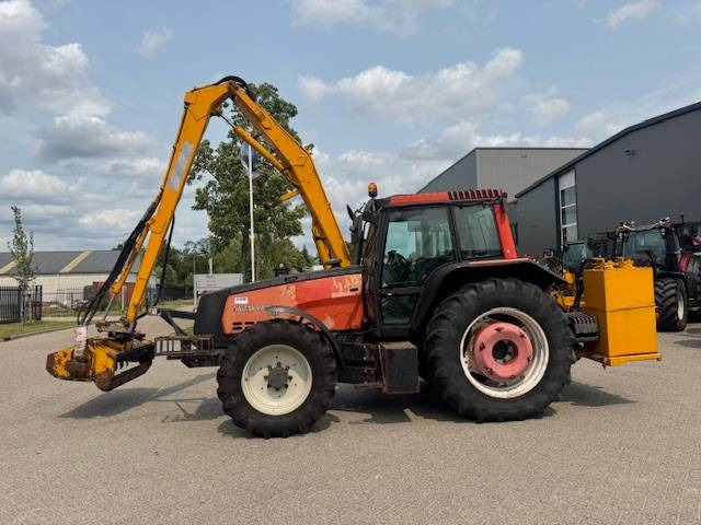 Valtra 8150 hitech met Bos maaiarm met klepelmaaier - Трактор: снимка 1 Valtra 8150 hitech met Bos maaiarm met klepelmaaier - Трактор: снимка 1