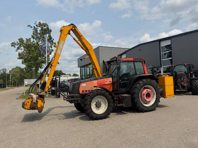 Valtra 8150 hitech met Bos maaiarm met klepelmaaier - Трактор: снимка 2 Valtra 8150 hitech met Bos maaiarm met klepelmaaier - Трактор: снимка 2