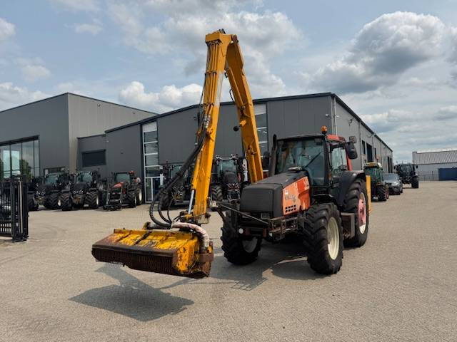 Valtra 8150 hitech met Bos maaiarm met klepelmaaier - Трактор: снимка 4 Valtra 8150 hitech met Bos maaiarm met klepelmaaier - Трактор: снимка 4