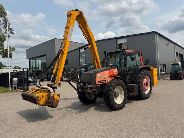 Valtra 8150 hitech met Bos maaiarm met klepelmaaier - Трактор: снимка 3 Valtra 8150 hitech met Bos maaiarm met klepelmaaier - Трактор: снимка 3