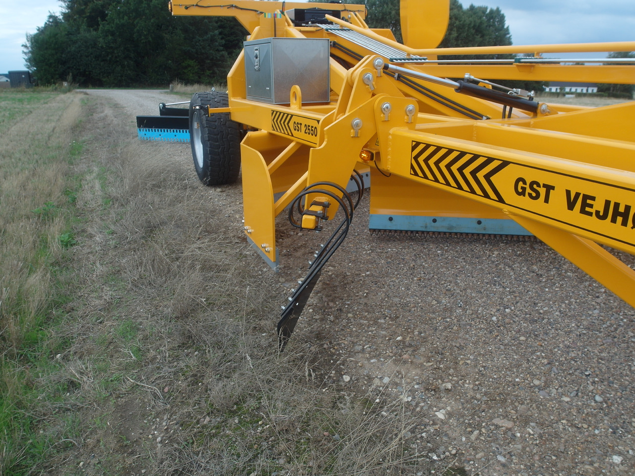 GST 2550 Gravel road tractor Grader - Грейдер: снимка 2 GST 2550 Gravel road tractor Grader - Грейдер: снимка 2