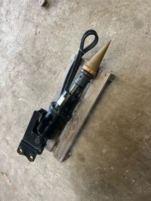 Fendeuse à bois pour minipelle - Цепачка за дърва: снимка 4 Fendeuse à bois pour minipelle - Цепачка за дърва: снимка 4