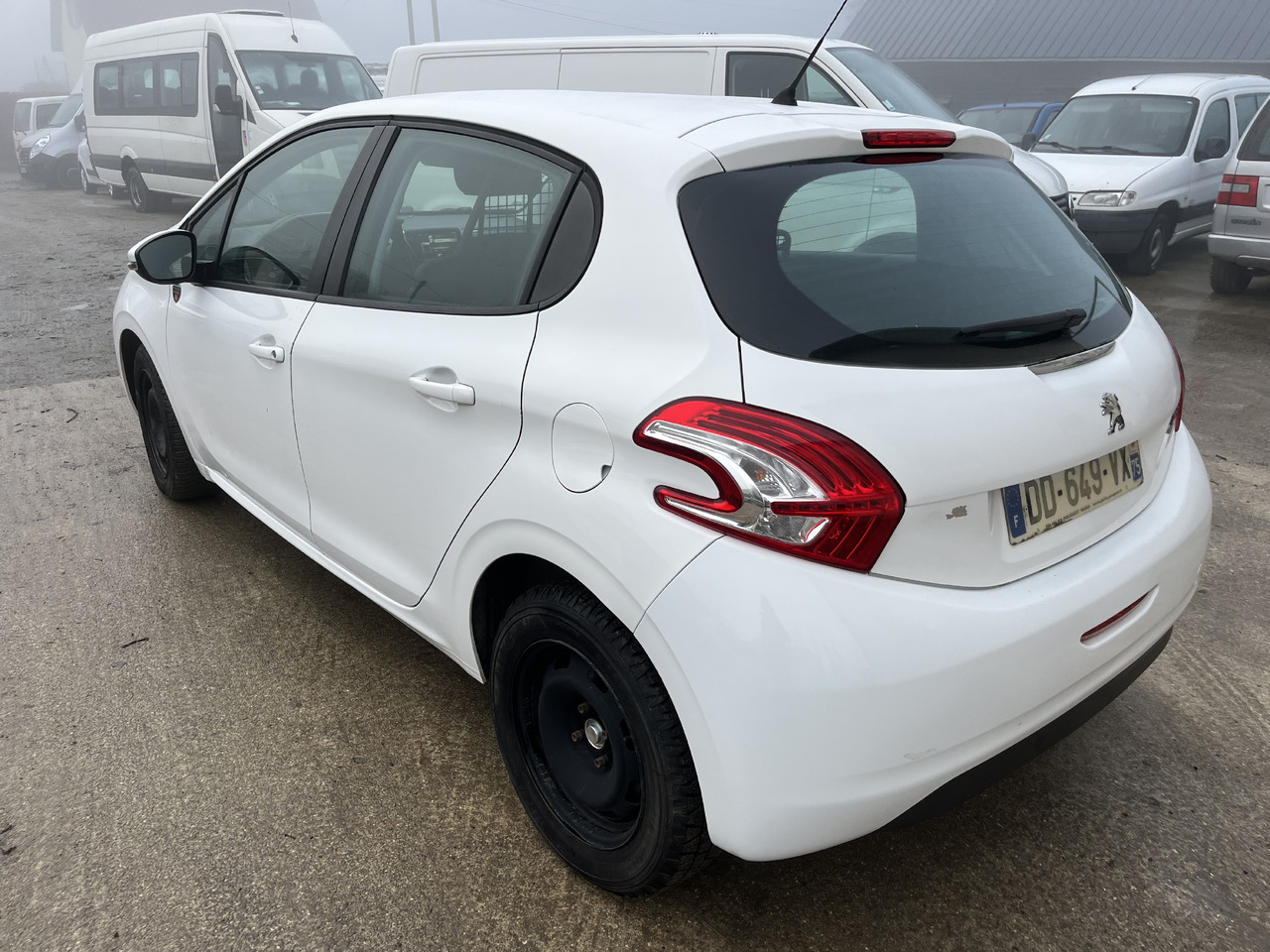 Peugeot 208 1L6 hdi 100cv 2 places motricité renforcée FAM - Малък ван: снимка 3 Peugeot 208 1L6 hdi 100cv 2 places motricité renforcée FAM - Малък ван: снимка 3