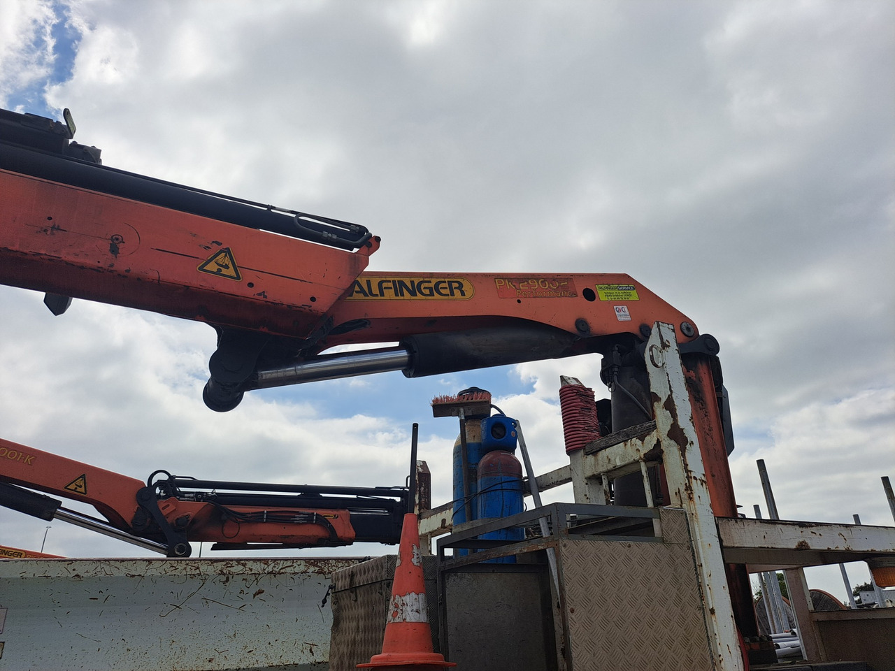 RENAULT Kerax 370dci 4x4 plateau grue Palfinger pk29002 - Бордови камион, Камион с кран: снимка 2 RENAULT Kerax 370dci 4x4 plateau grue Palfinger pk29002 - Бордови камион, Камион с кран: снимка 2