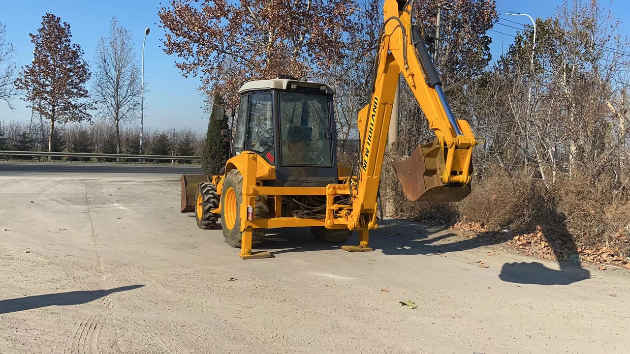 NEW HOLLAND LB95 - Багер-товарач: снимка 4 NEW HOLLAND LB95 - Багер-товарач: снимка 4