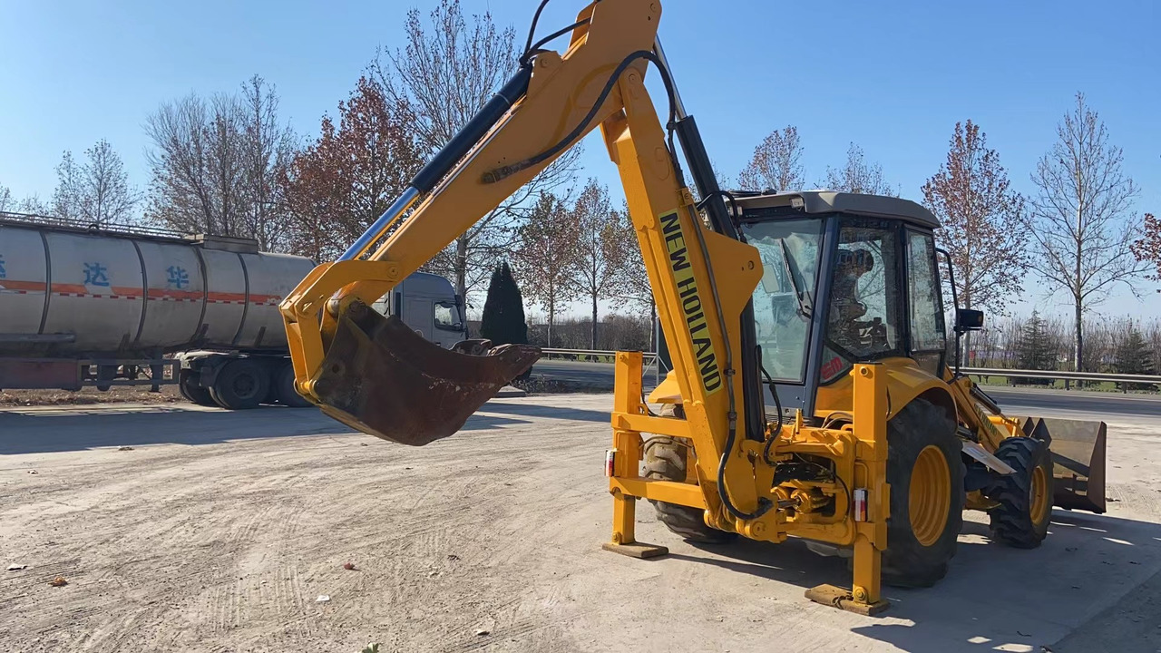 NEW HOLLAND LB95 - Багер-товарач: снимка 3 NEW HOLLAND LB95 - Багер-товарач: снимка 3