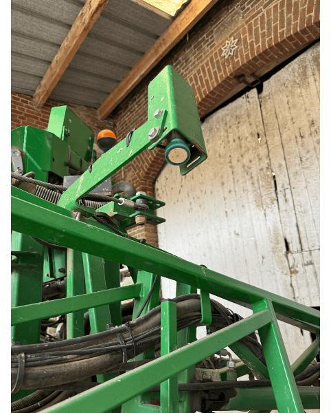 JOHN DEERE 832I - Прикачна пръскачка: снимка 4 JOHN DEERE 832I - Прикачна пръскачка: снимка 4