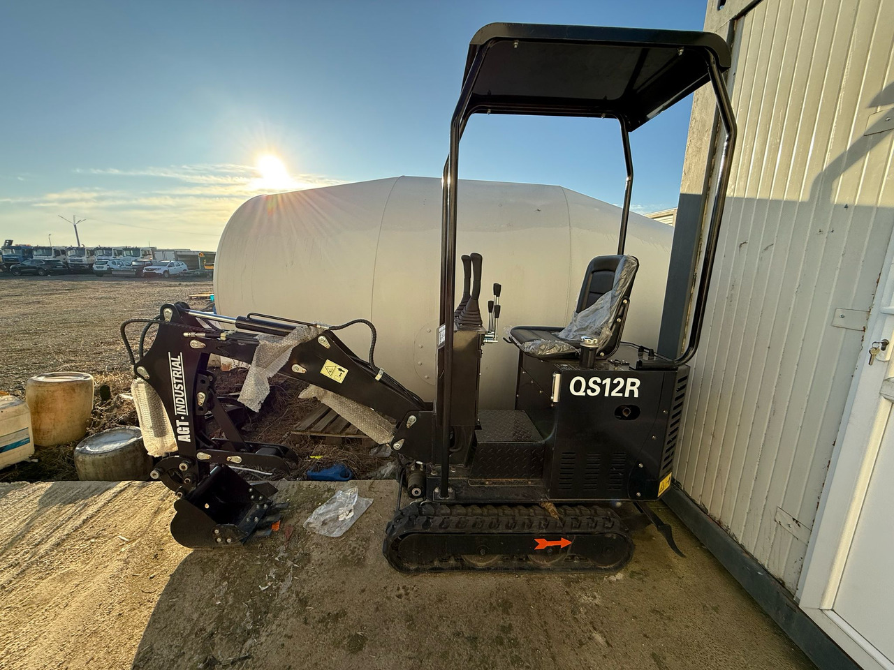 MINIEXCAVATOR JPC H10 - Мини багер: снимка 3 MINIEXCAVATOR JPC H10 - Мини багер: снимка 3