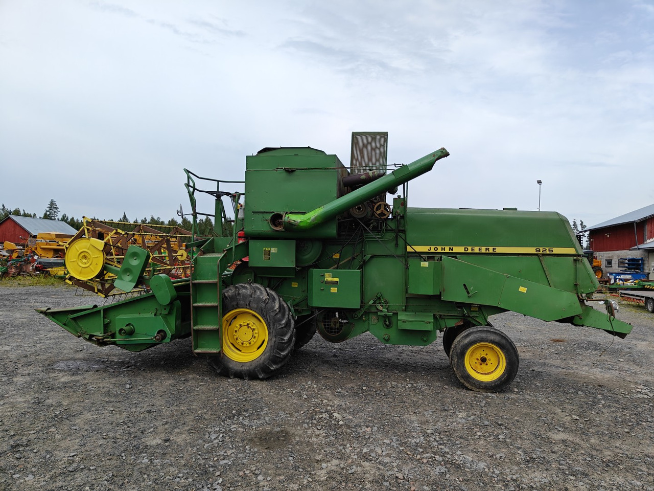 JOHN DEERE 925 leikkuupuimuri - Зърнокомбайн: снимка 2 JOHN DEERE 925 leikkuupuimuri - Зърнокомбайн: снимка 2